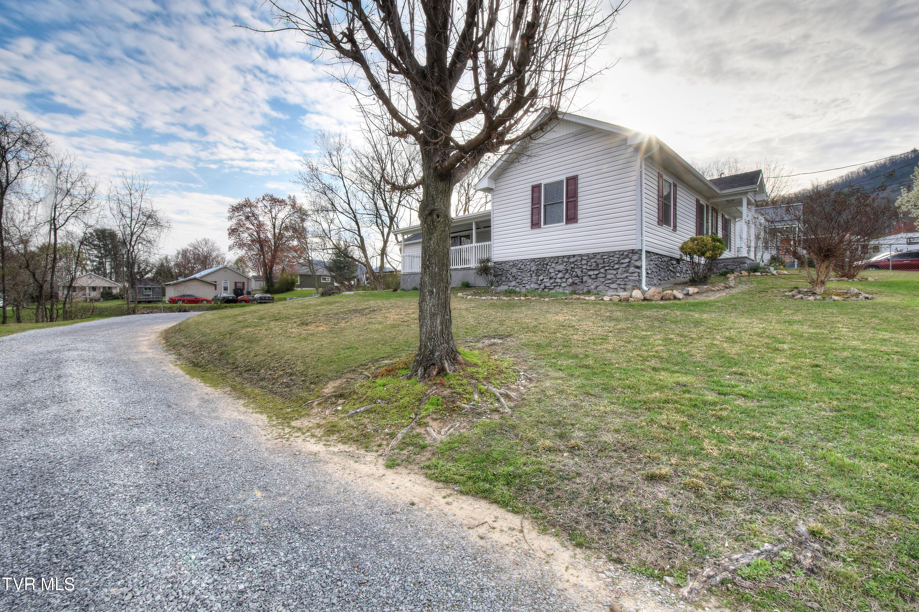 132 Madison Street Erwin, TN 37650 - Photo 5 of 33 5