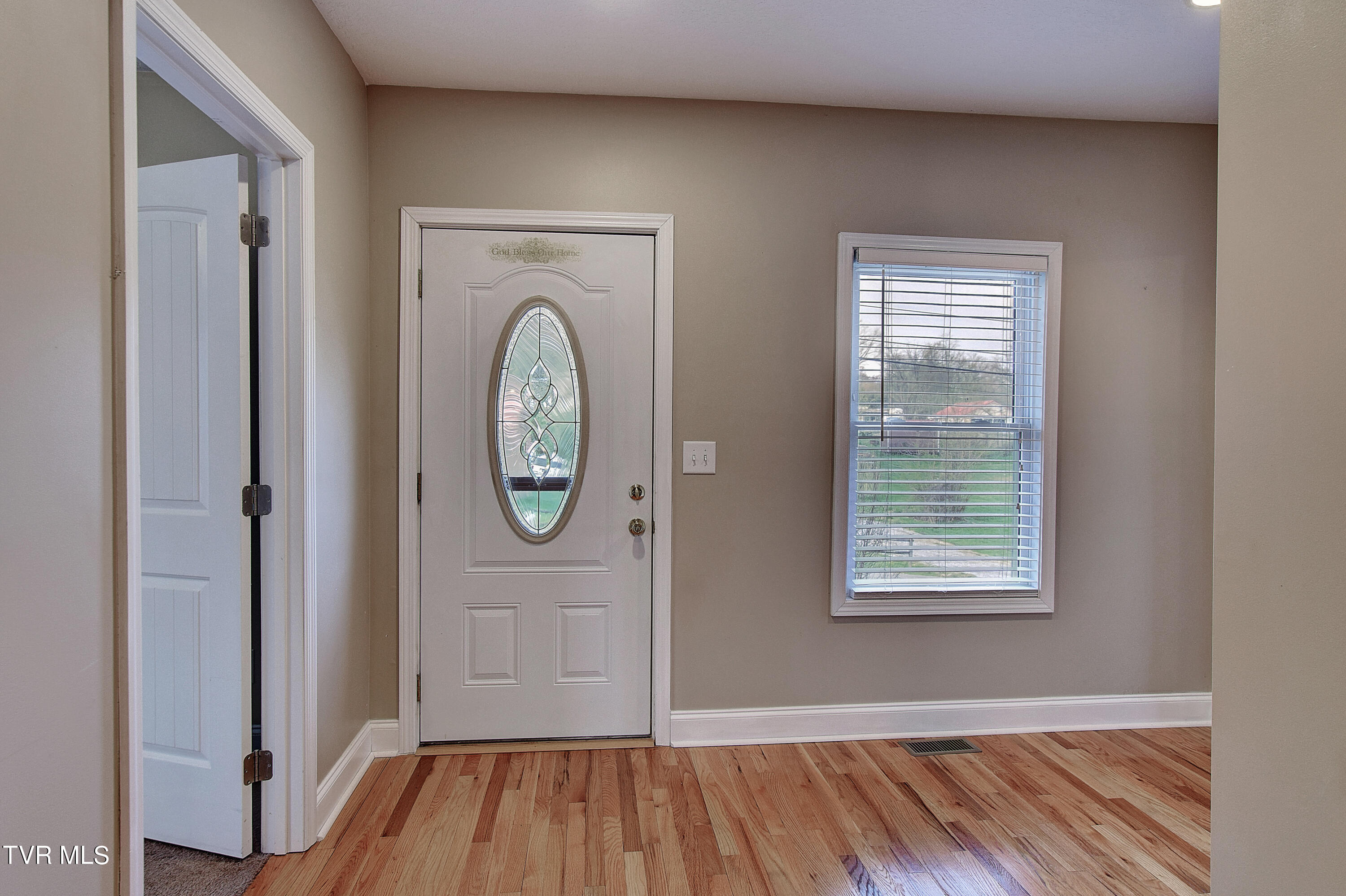 132 Madison Street Erwin, TN 37650 - Photo 10 of 33 DSC_0046And8more