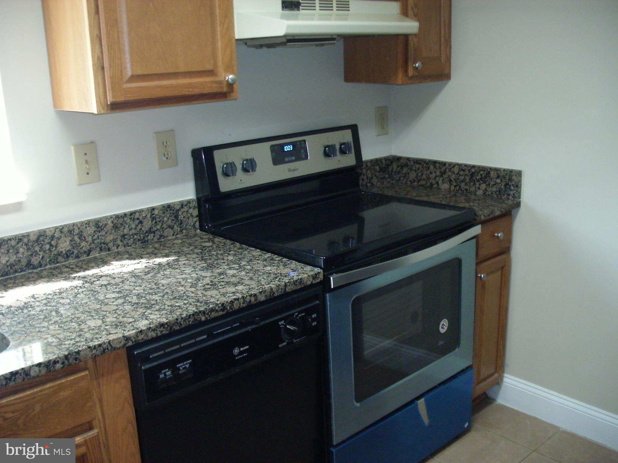 1411 Farmcrest Way Silver Spring, MD 20905 - Photo 4 of 28 Kitchen with granite countertops