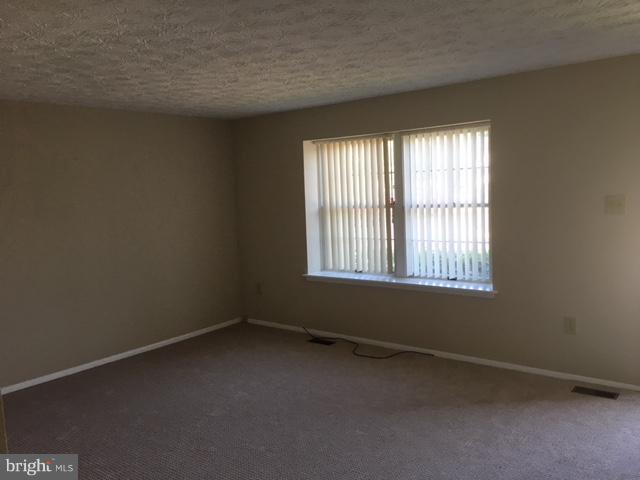 1411 Farmcrest Way Silver Spring, MD 20905 - Photo 8 of 28 Living Room