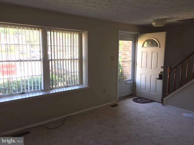 1411 Farmcrest Way Silver Spring, MD 20905 - Photo 9 of 28 Living Room