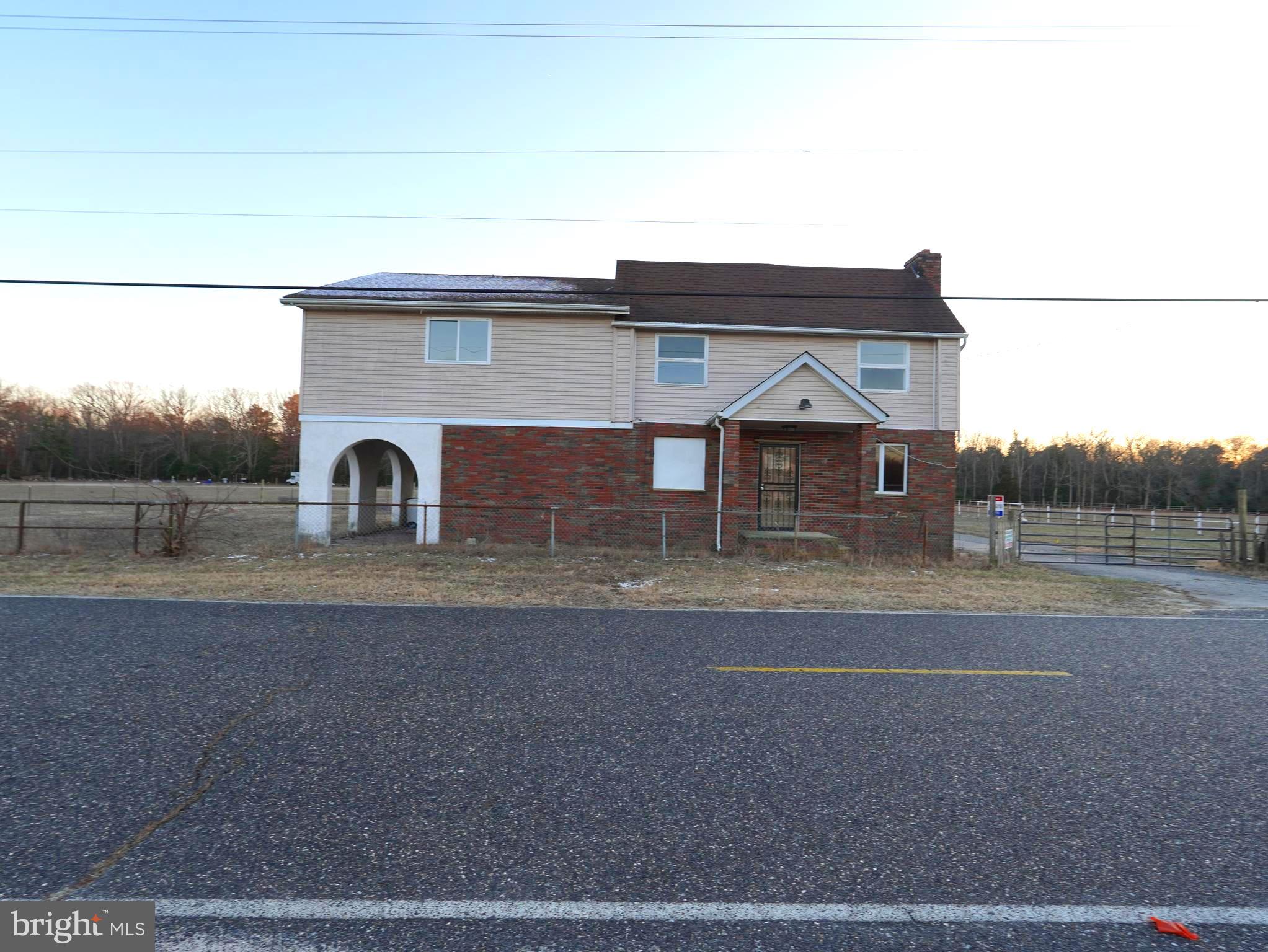 a view of a house with backyard