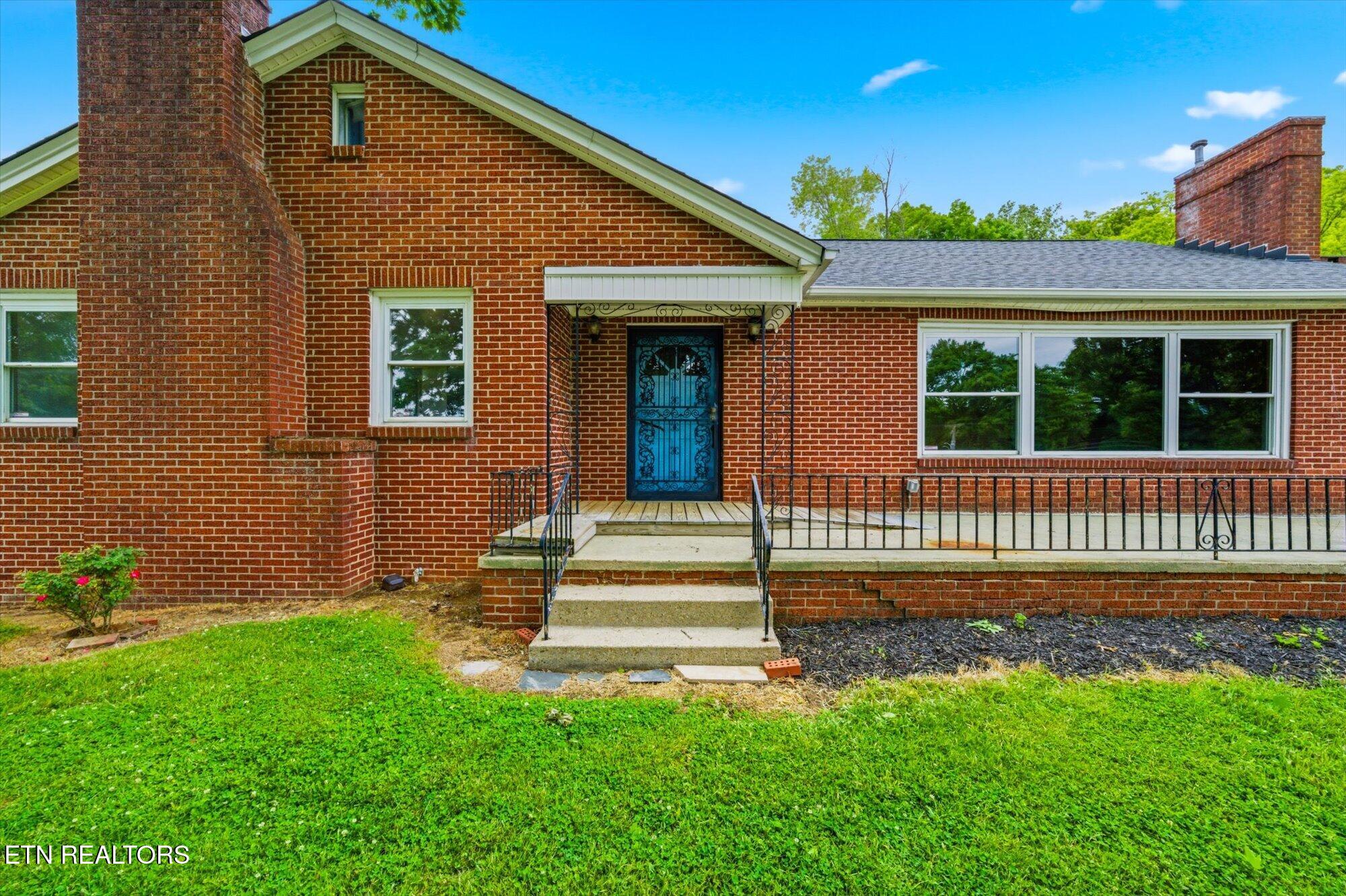 5215 East Sunset Road Knoxville, TN 37914 - Photo 2 of 57 Front Patio
