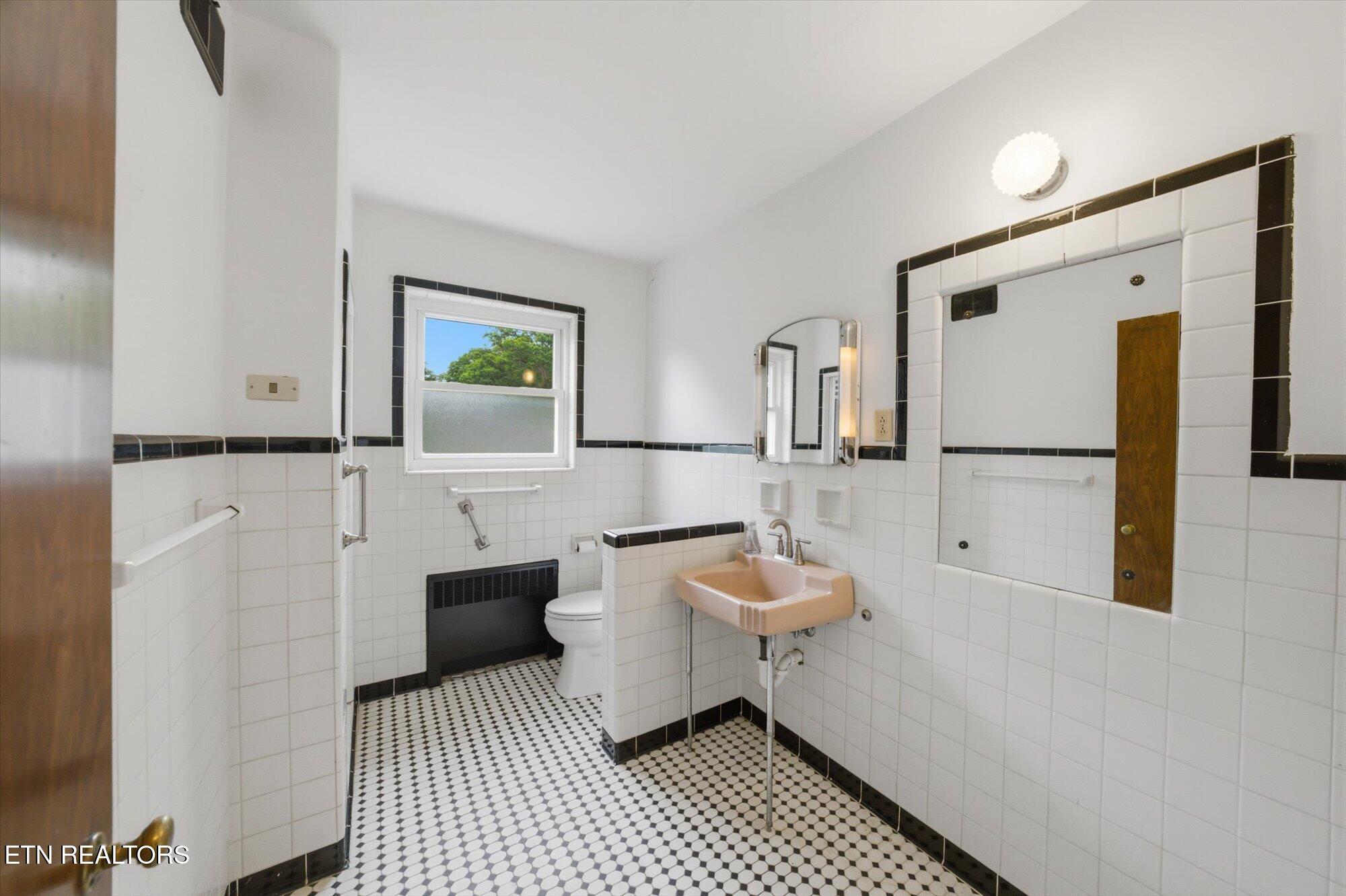 5215 East Sunset Road Knoxville, TN 37914 - Photo 35 of 57 Bathroom #2