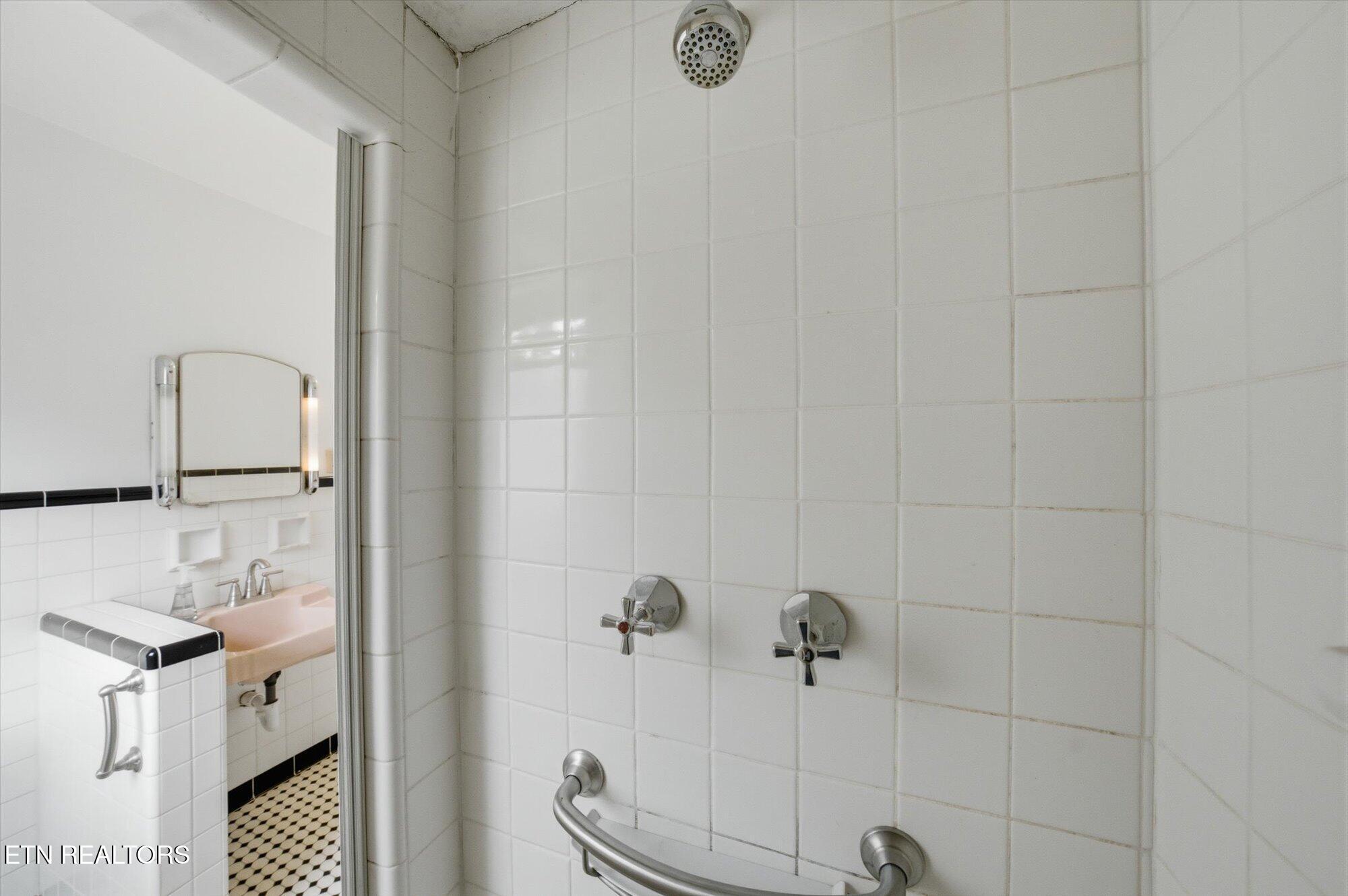 5215 East Sunset Road Knoxville, TN 37914 - Photo 38 of 57 Bathroom #2