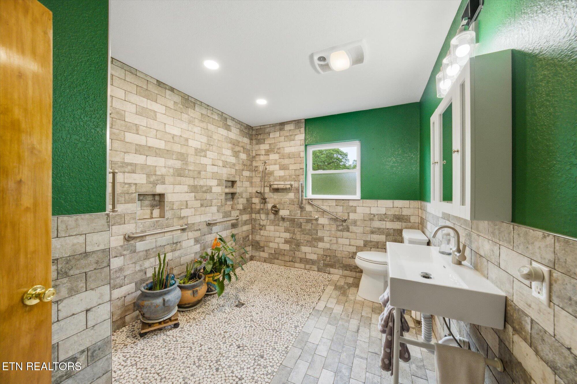 5215 East Sunset Road Knoxville, TN 37914 - Photo 41 of 57 Primary Bath