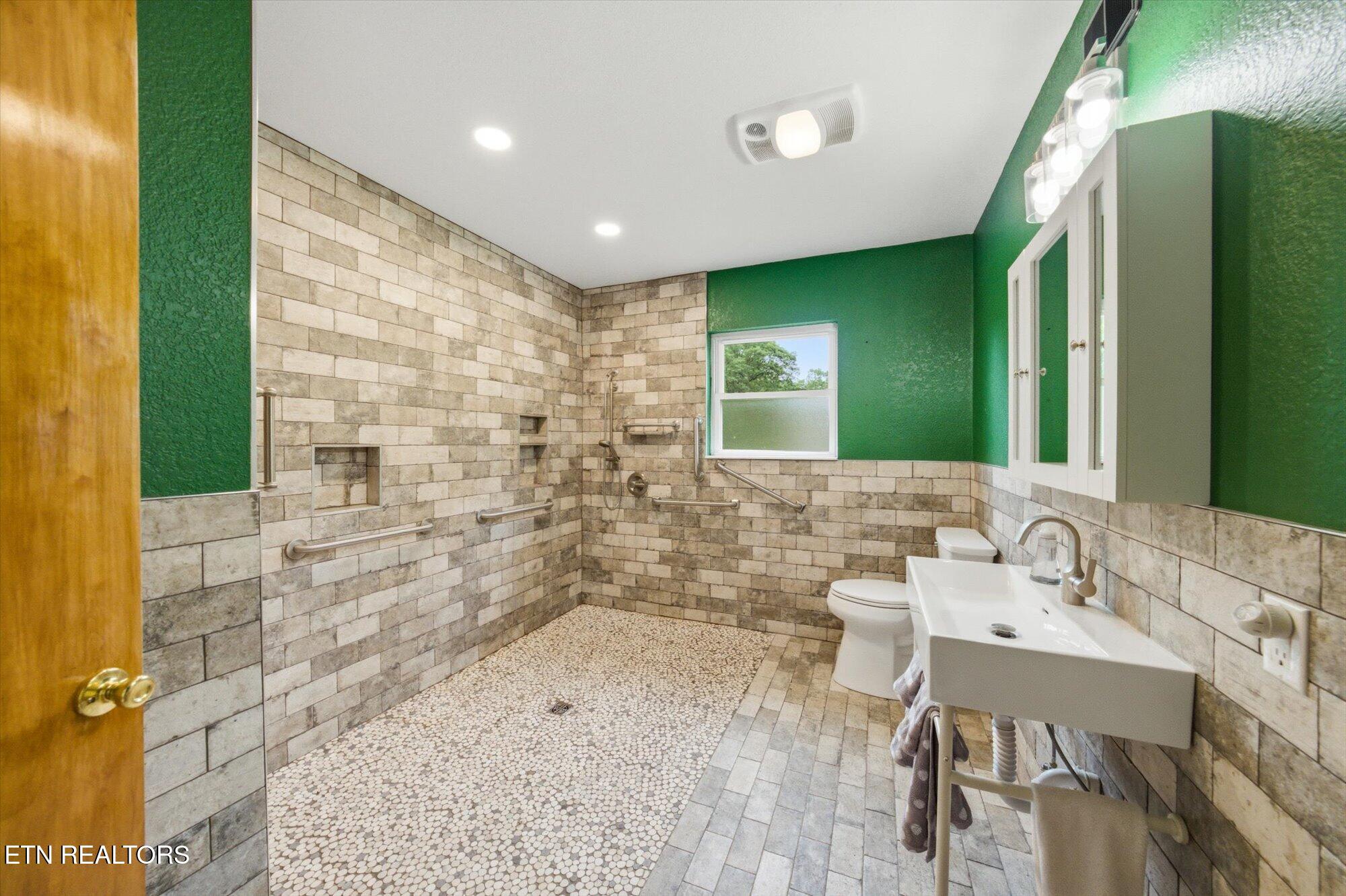 5215 East Sunset Road Knoxville, TN 37914 - Photo 42 of 57 Primary Bath