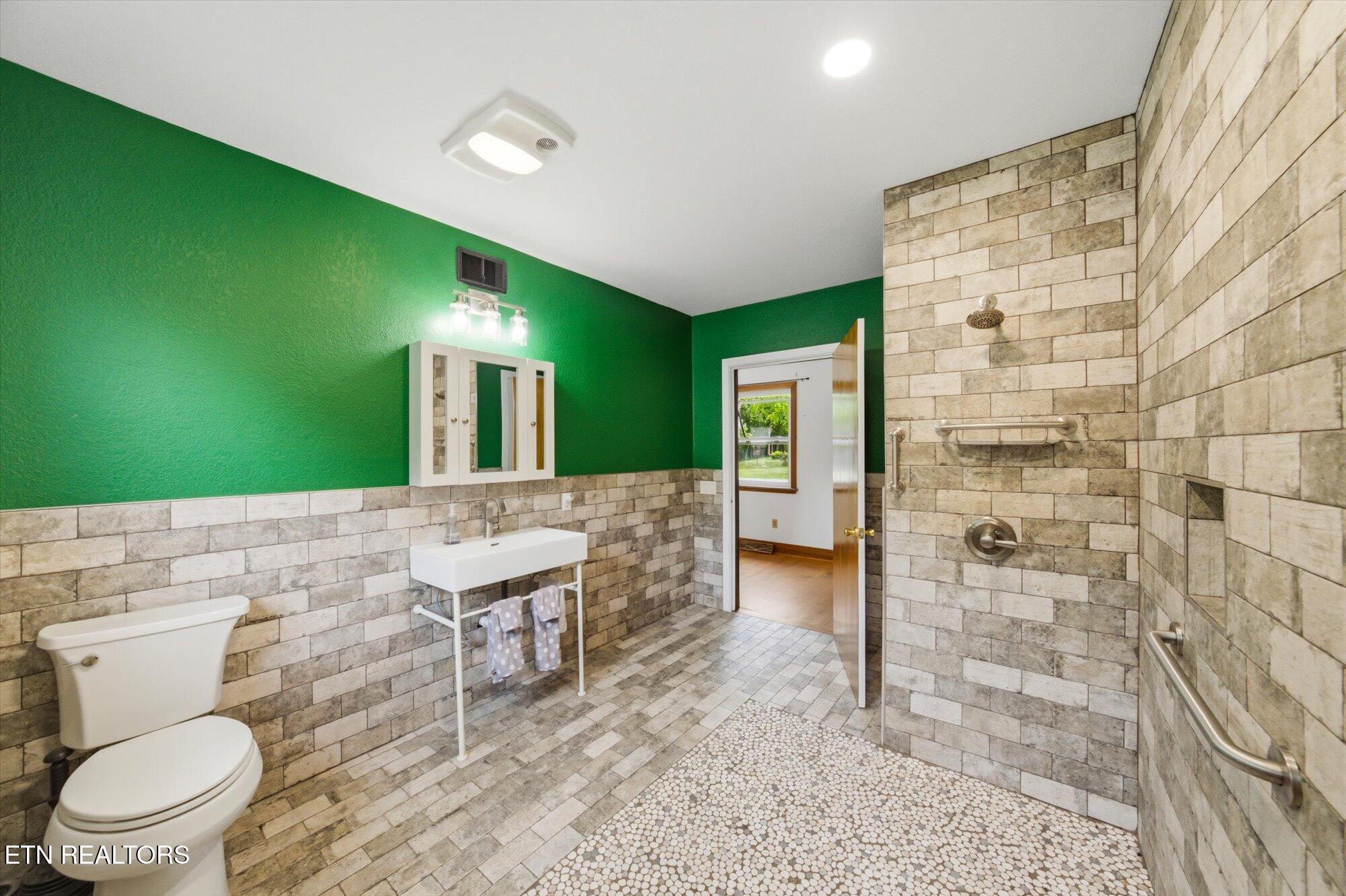 5215 East Sunset Road Knoxville, TN 37914 - Photo 43 of 57 Primary Bath