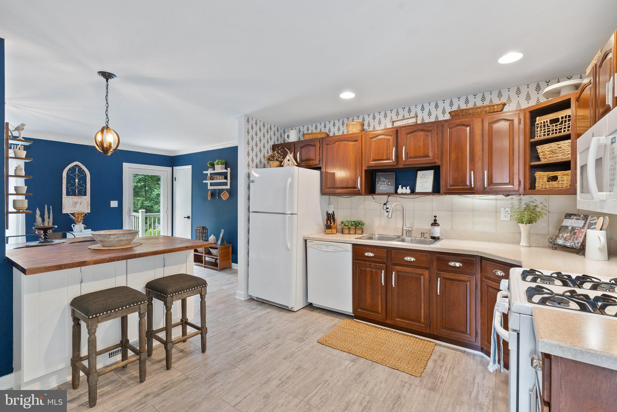32651 Mt Weather Road Bluemont, VA 20135 - Photo 22 of 117 Full cabinets under breakfast bar with seating.