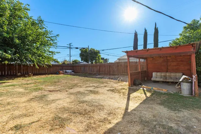 a view of a backyard
