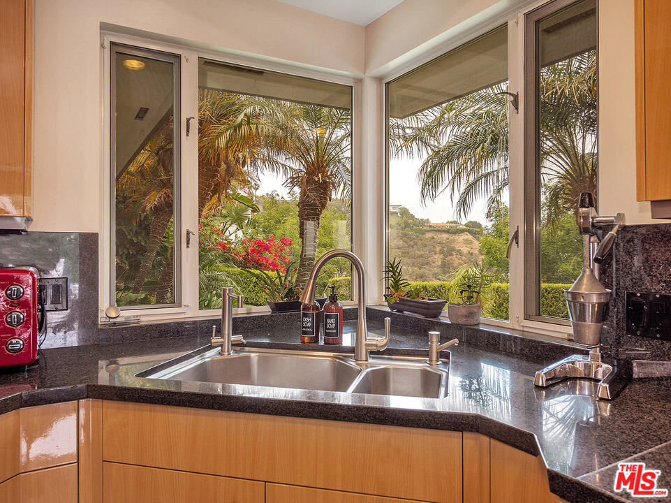 1000 Stradella Road Los Angeles, CA 90077 - Photo 11 of 38