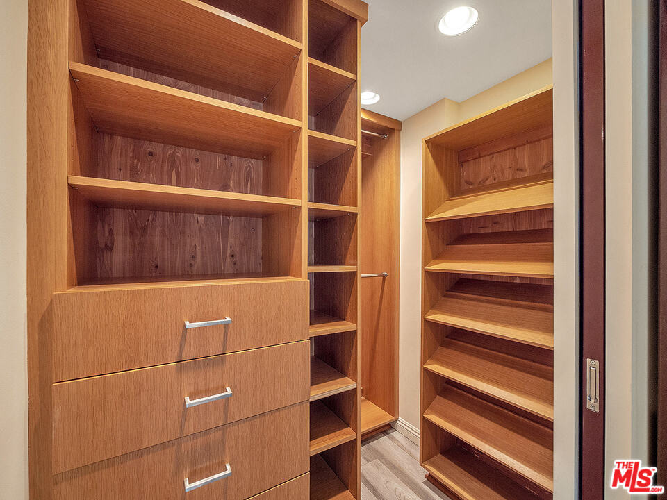 1000 Stradella Road Los Angeles, CA 90077 - Photo 18 of 38