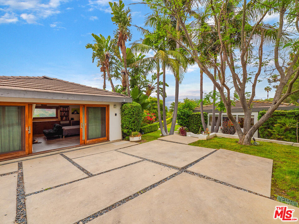 1000 Stradella Road Los Angeles, CA 90077 - Photo 3 of 38