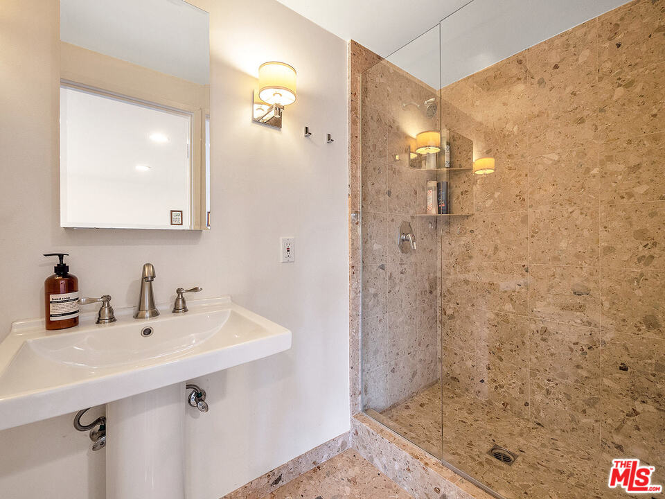 1000 Stradella Road Los Angeles, CA 90077 - Photo 34 of 38
