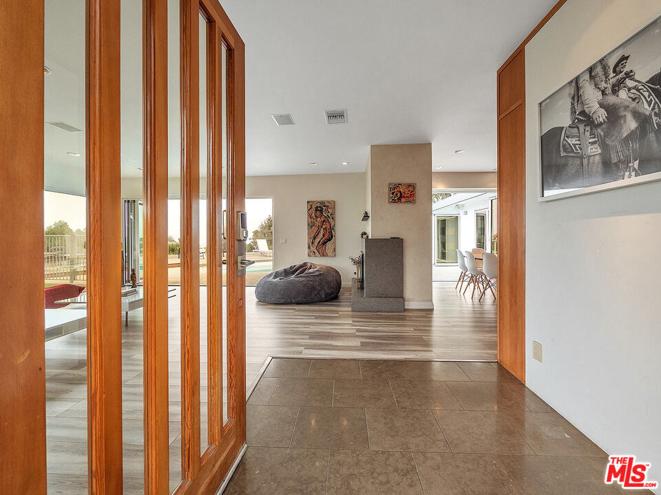 1000 Stradella Road Los Angeles, CA 90077 - Photo 5 of 38