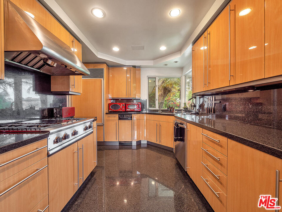 1000 Stradella Road Los Angeles, CA 90077 - Photo 9 of 38