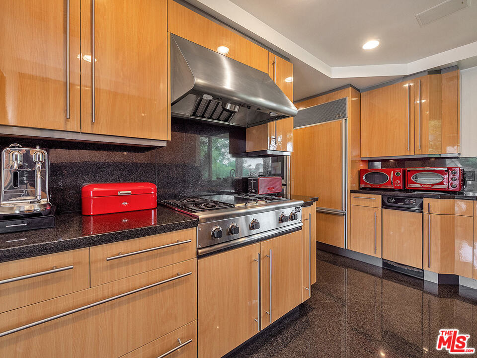 1000 Stradella Road Los Angeles, CA 90077 - Photo 10 of 38