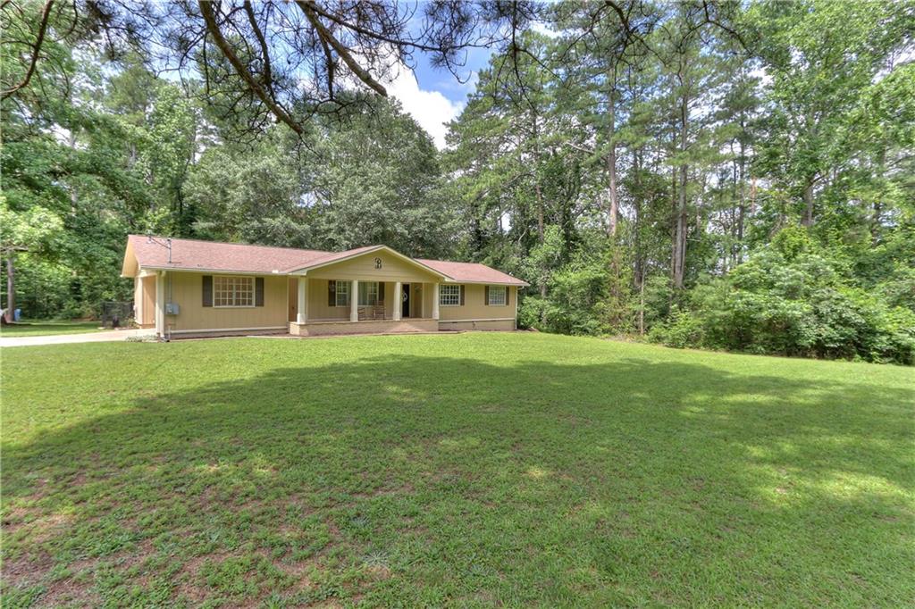 424 Kraftsman Road Southwest Rome, GA 30165 - Photo 1 of 1 a front view of a house with a yard