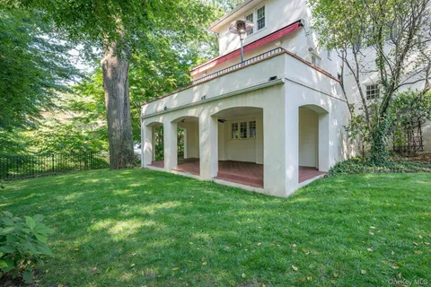 a view of a house with backyard and garden