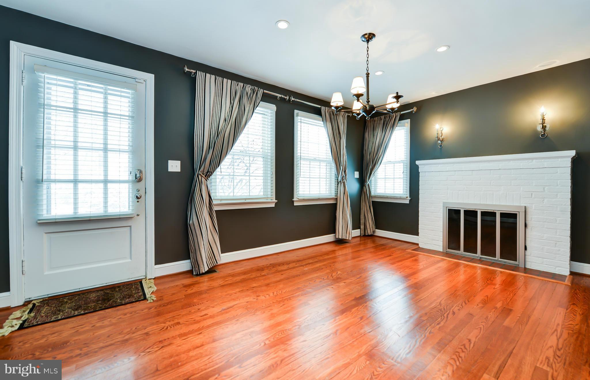 4419 19th Road North Arlington, VA 22207 - Photo 2 of 18 Living Room