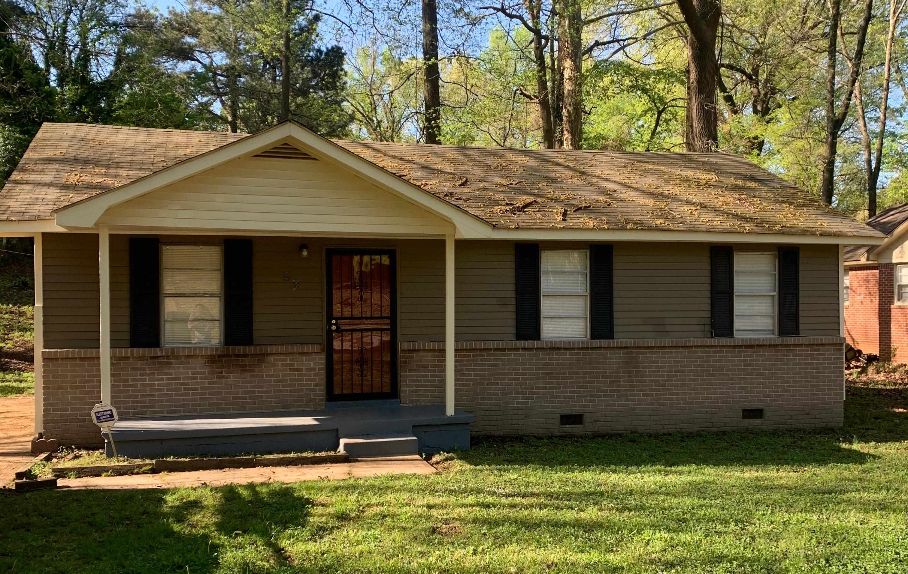 a view of a house with a yard