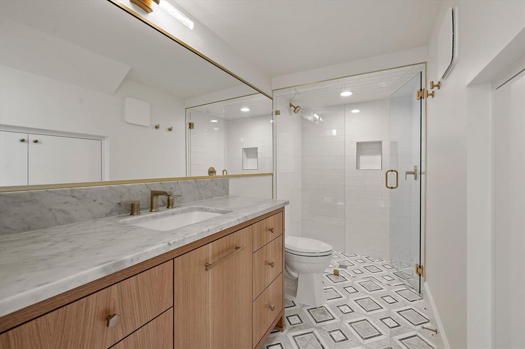 2951 Sunset Boulevard Flower Mound, TX 75022 - Photo 21 of 36 Downstairs guest bath