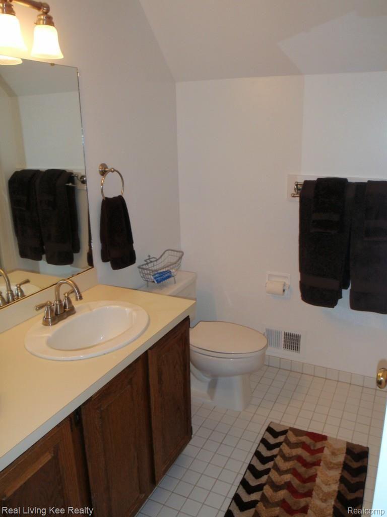 60739 Eyster Road Rochester, MI 48306 - Photo 18 of 37 2nd Full Bathroom