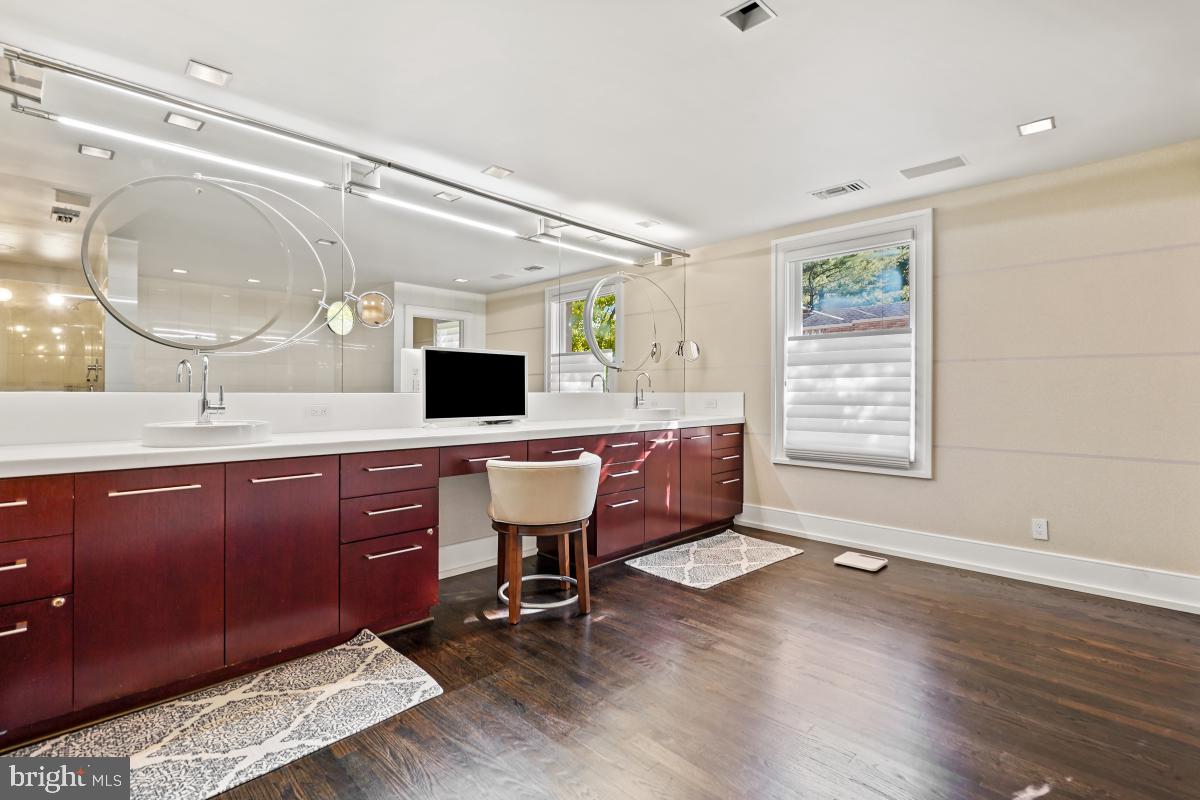 4620 Foxhall Crescent Northwest Washington, DC 20007 - Photo 21 of 45