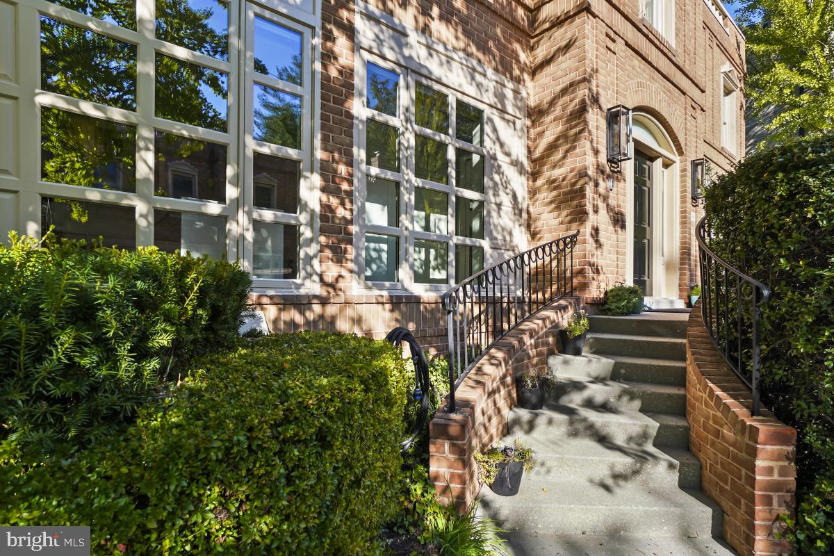 4620 Foxhall Crescent Northwest Washington, DC 20007 - Photo 3 of 45