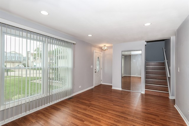 600 Thompson Boulevard Buffalo Grove, IL 60089 - Photo 3 of 25
