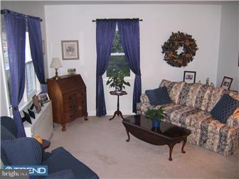 160 Friendship Road Drexel Hill, PA 19026 - Photo 7 of 12 Living Room