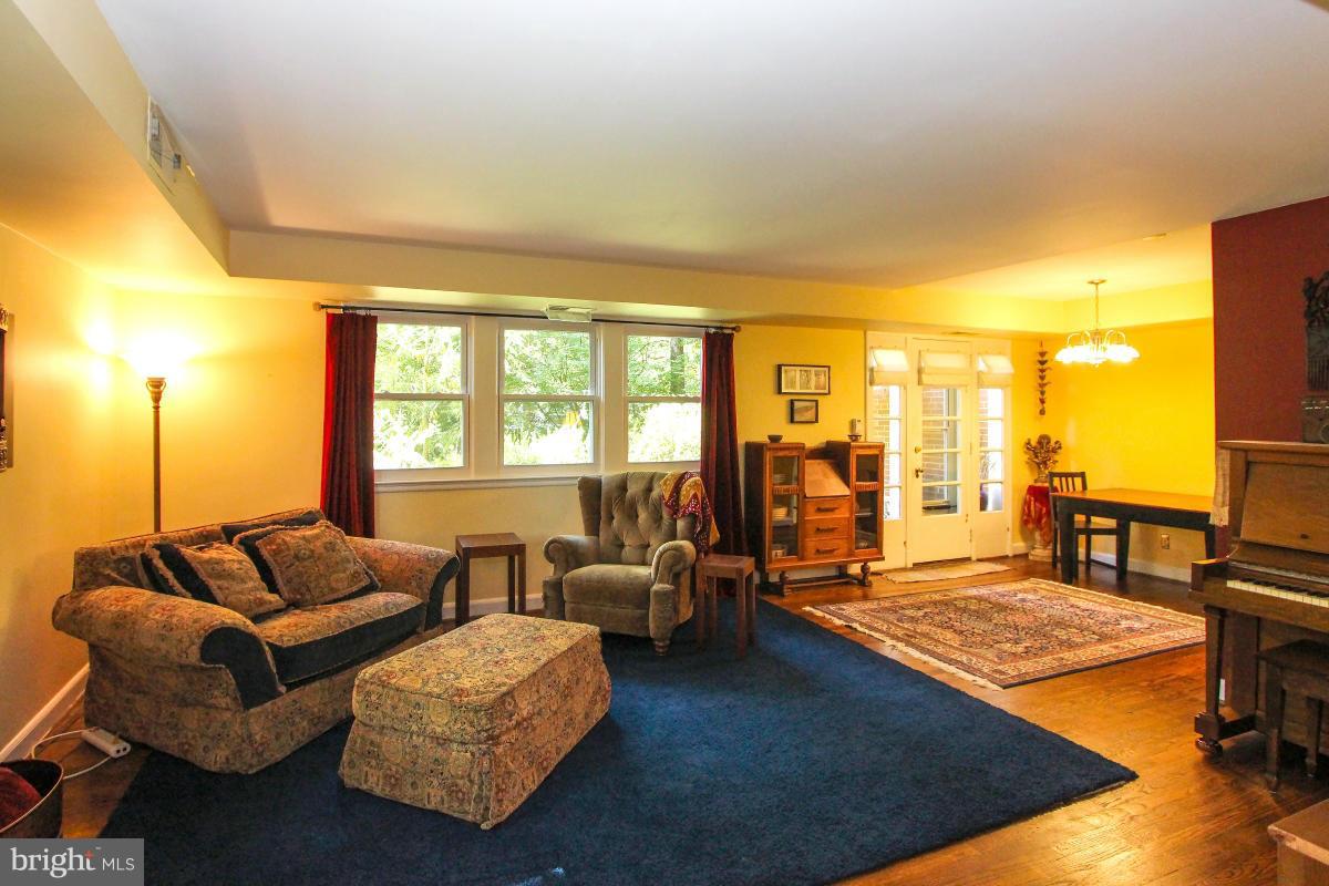 8636 Geren Road, Unit 141 Silver Spring, MD 20901 - Photo 7 of 26 Living Room