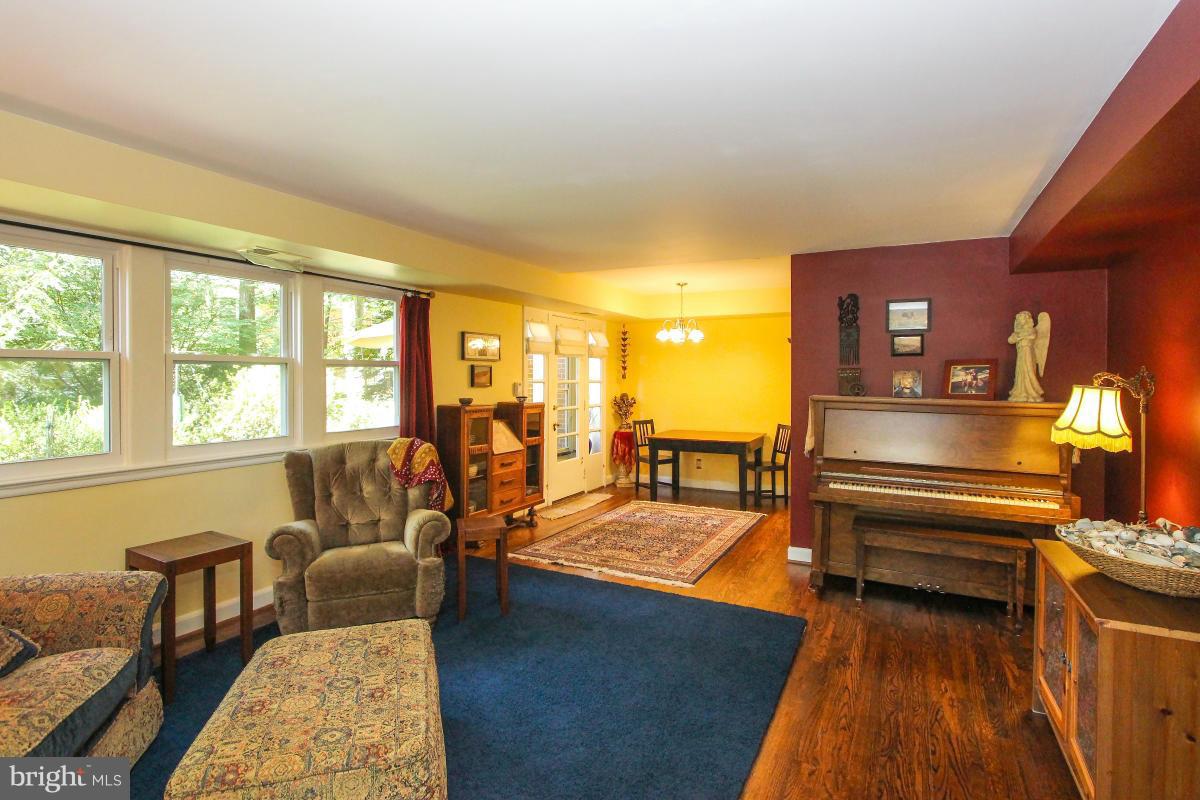 8636 Geren Road, Unit 141 Silver Spring, MD 20901 - Photo 8 of 26 Living Room
