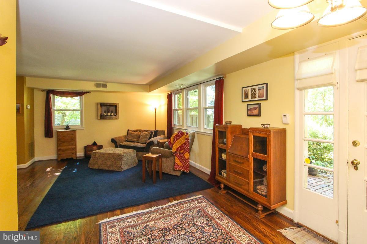 8636 Geren Road, Unit 141 Silver Spring, MD 20901 - Photo 9 of 26 Living Room