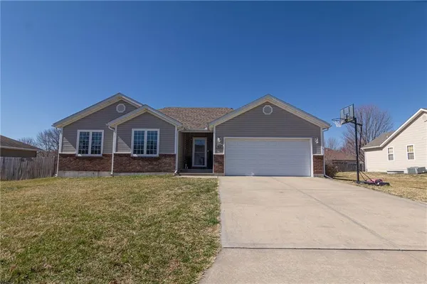 $370,000 | 405 Villa Drive, Pittsburg, KS 66762
