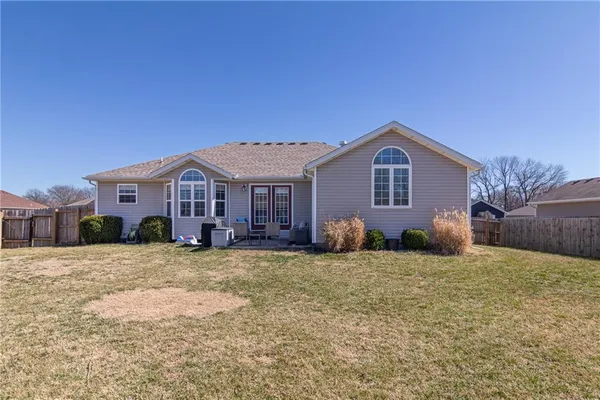 $370,000 | 405 Villa Drive, Pittsburg, KS 66762