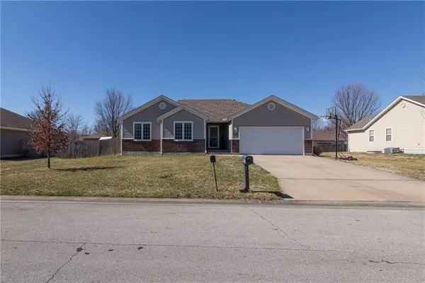$370,000 | 405 Villa Drive, Pittsburg, KS 66762