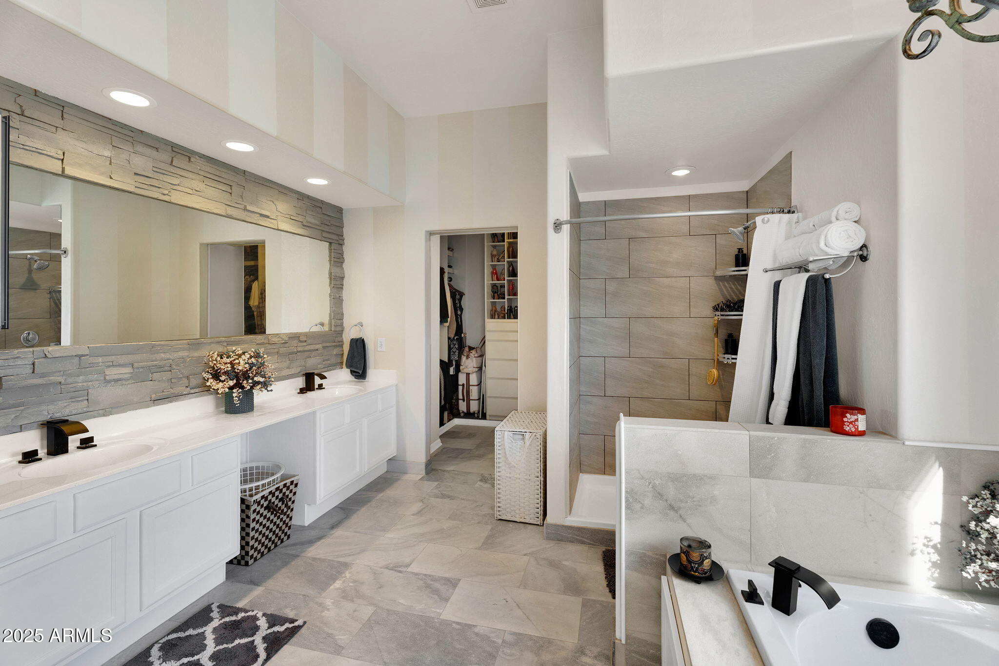 907 East Carlise Road Phoenix, AZ 85086 - Photo 22 of 70 a bathroom with a tub sink and mirror
