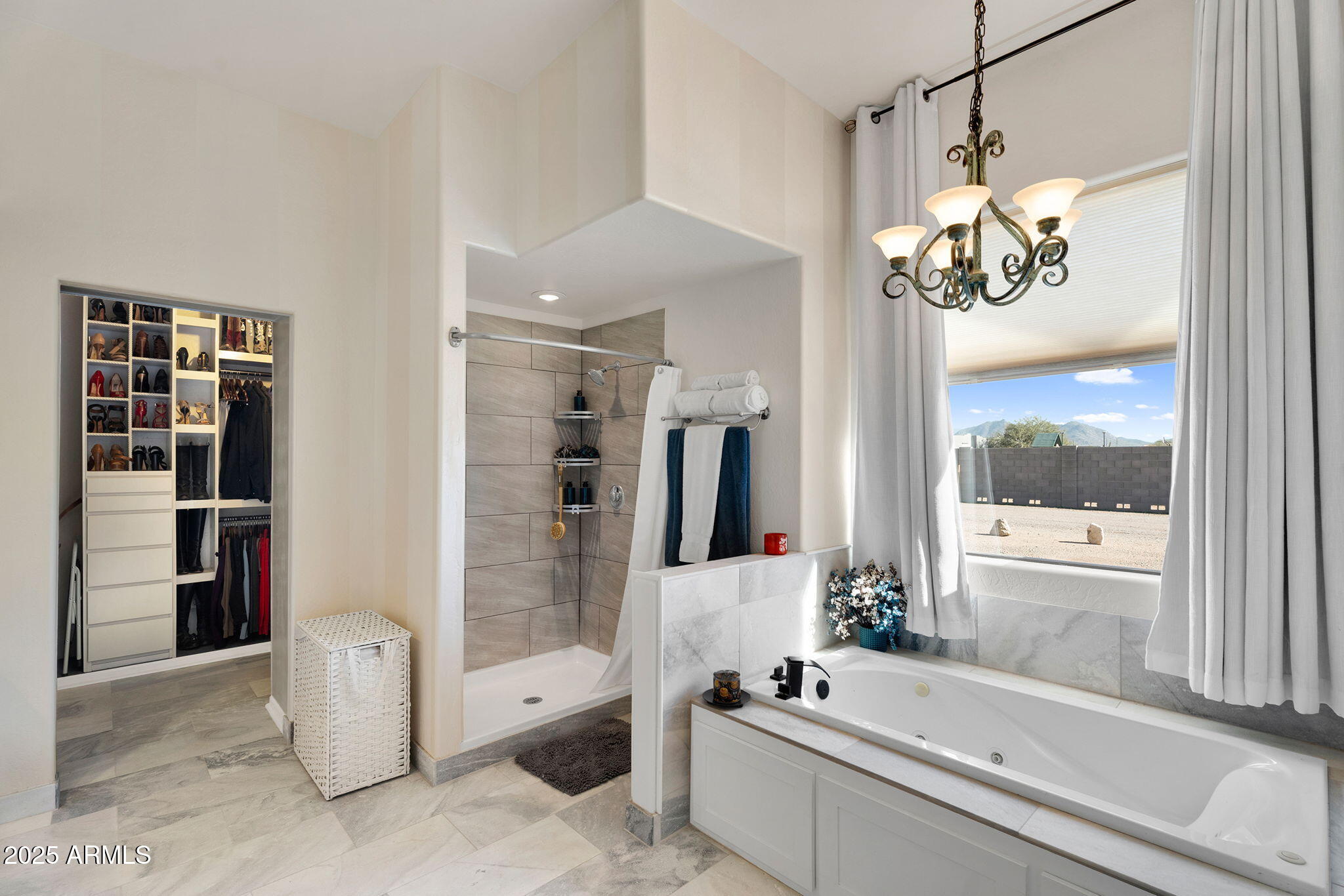 907 East Carlise Road Phoenix, AZ 85086 - Photo 23 of 70 a bathroom with a tub sink and mirror