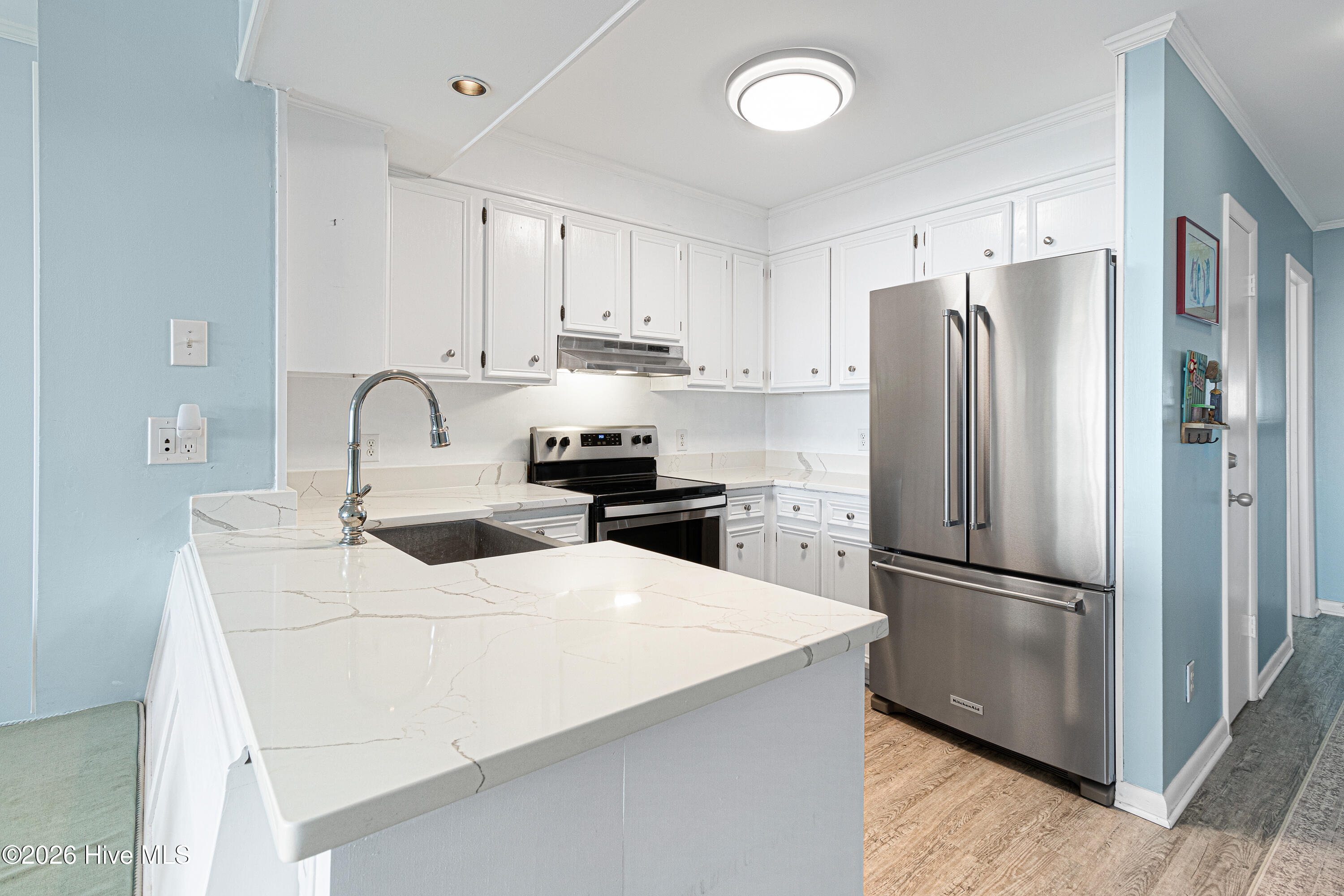 2111 West Fort Macon Road, Unit 248 DUNESCAPE Atlantic Beach, NC 28512 - Photo 13 of 45 Open kitchen