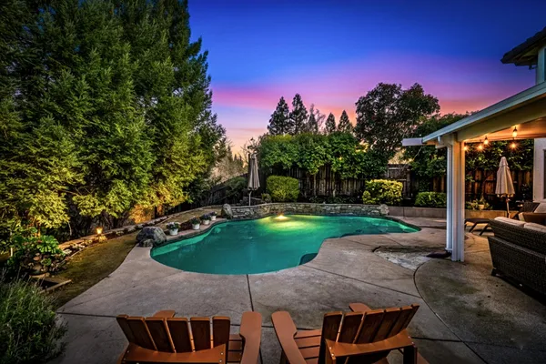 a view of a backyard