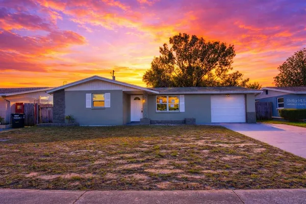 a view of a yard with a house