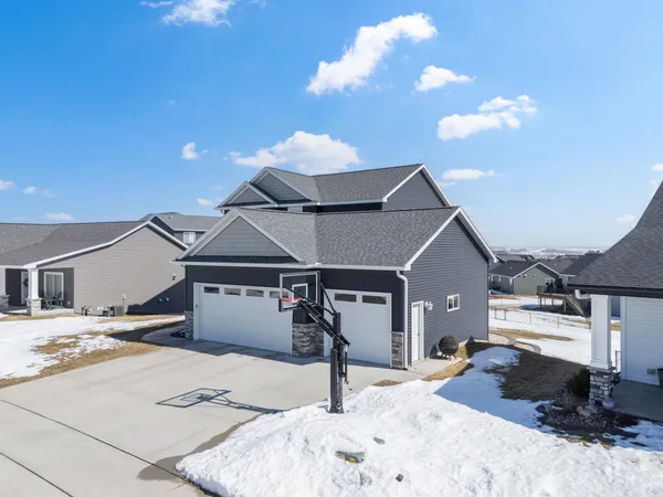 $699,900 | 855 Towne Drive Northeast, Byron, MN 55920