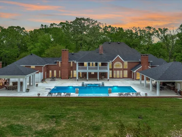 a view of house with garden