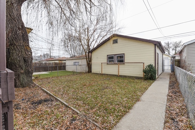 5335 West Barry Avenue Chicago, IL 60641 - Photo 3 of 27