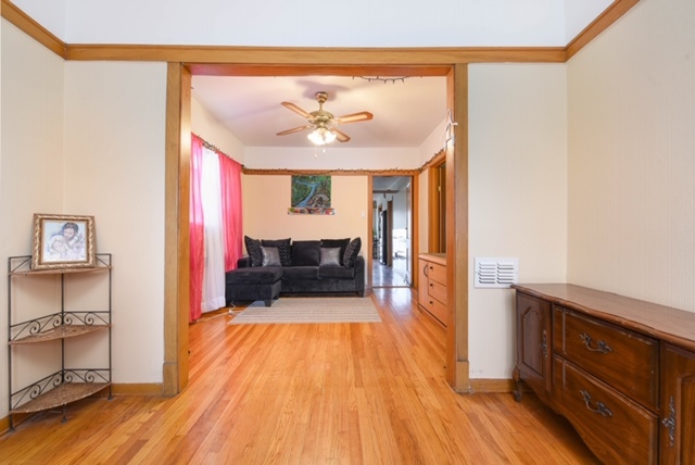 5335 West Barry Avenue Chicago, IL 60641 - Photo 7 of 27