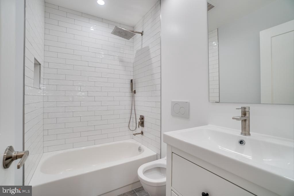 4213 Highwood Road Silver Spring, MD 20906 - Photo 9 of 39 Main Level - Full Bathroom