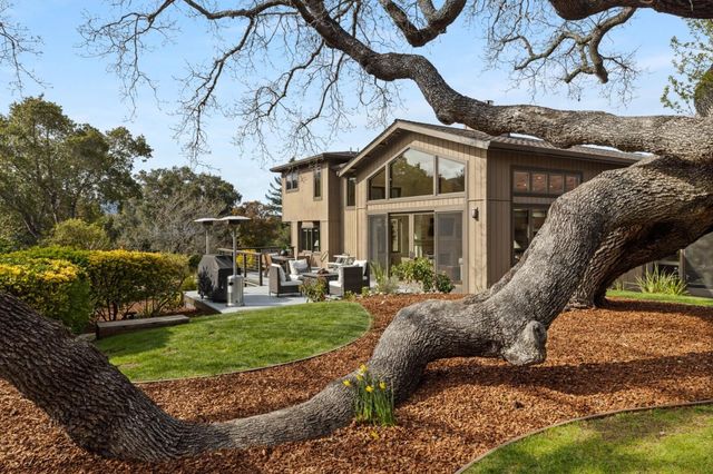 a view of a pathway of the house
