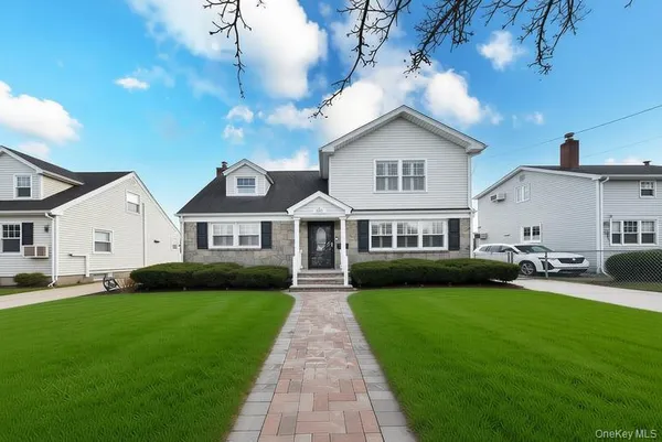 $989,000 | 105 Dow Avenue, Mineola, NY 11501