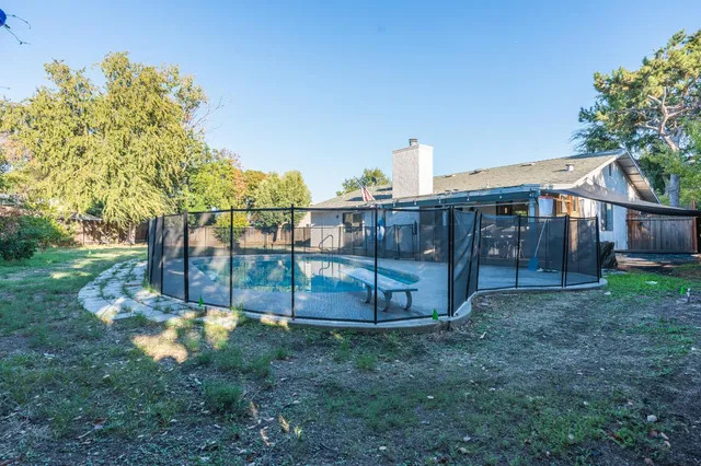 a view of a backyard